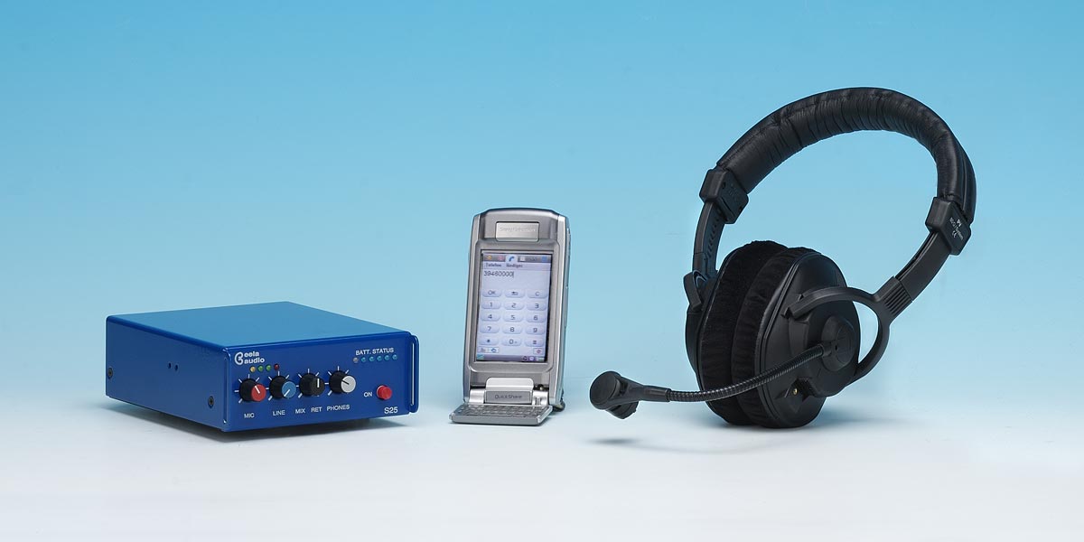 Eela Audio S-25 med mobiltelefon og headset